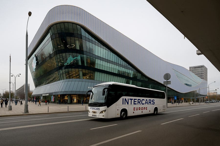 Автовокзал Центральный в Москве — главный вход и автобус Intercars